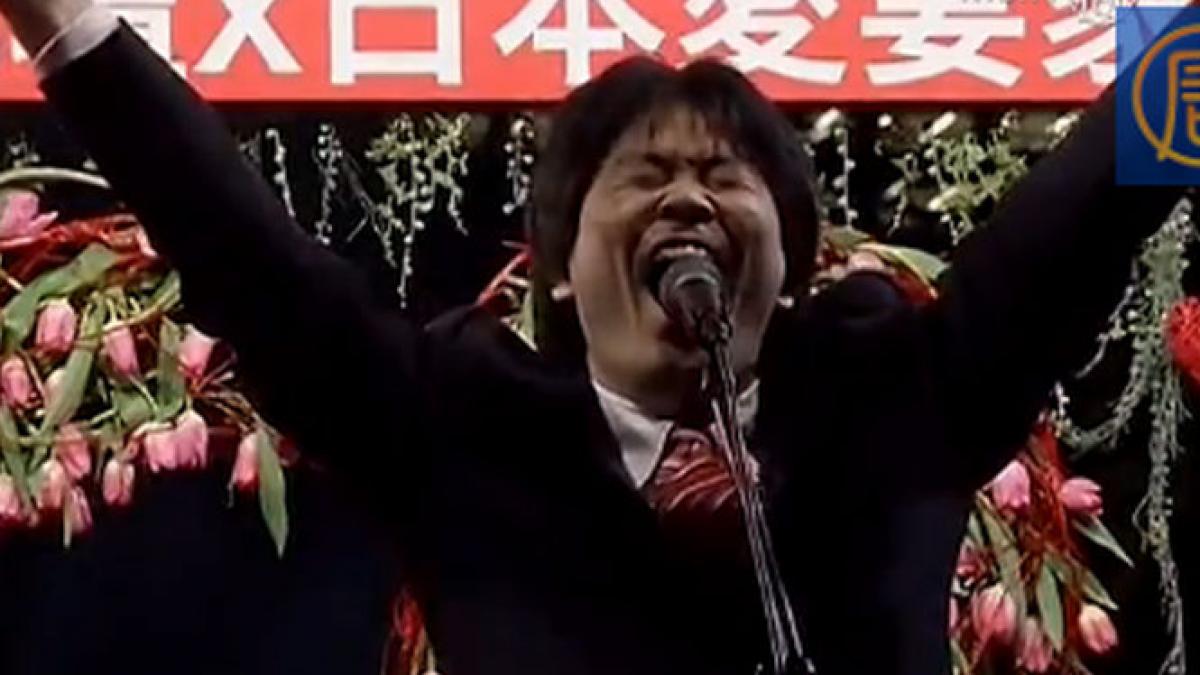 sotii japonezi au celebrat ziua iubirii nevestelor si au strigat iubirea pentru sotiile lor in