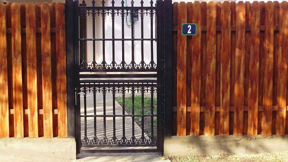 au ajuns pe drumuri din cauza unui gard vecinii au chemat executorul judecatoresc pentru ca nu au