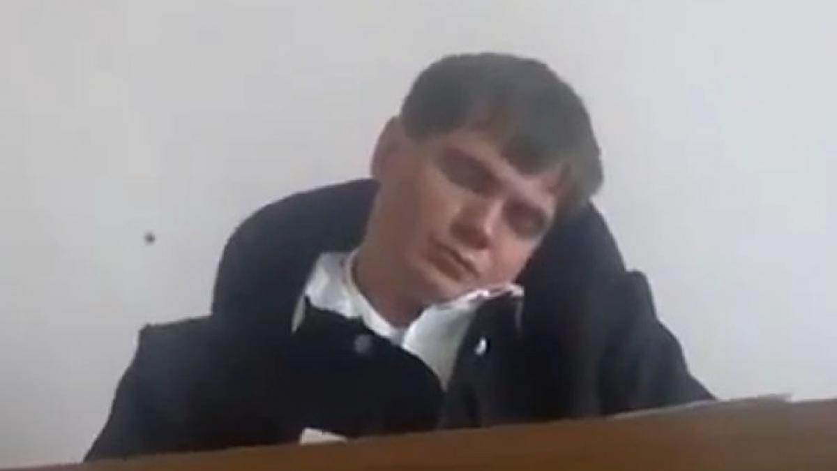 un judecator rus a demisionat din cauza unei filmari in care apare dormind la proces