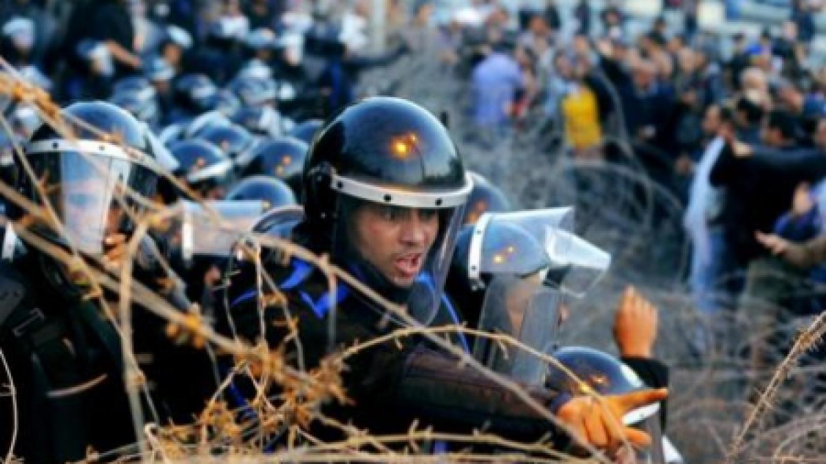 manifestantii egipteni indepartati cu tunuri de apa din zona palatului prezidential de la cairo