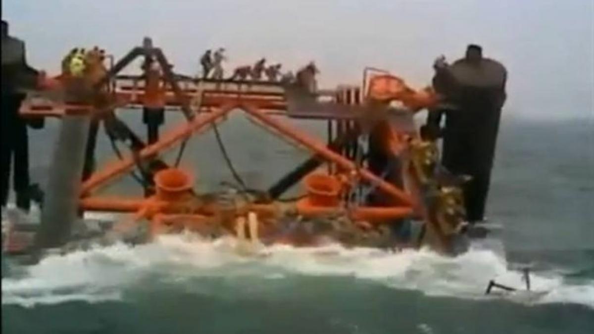 o platforma petroliera se scufunda in golful persic cativa oameni se aflau inca la bord