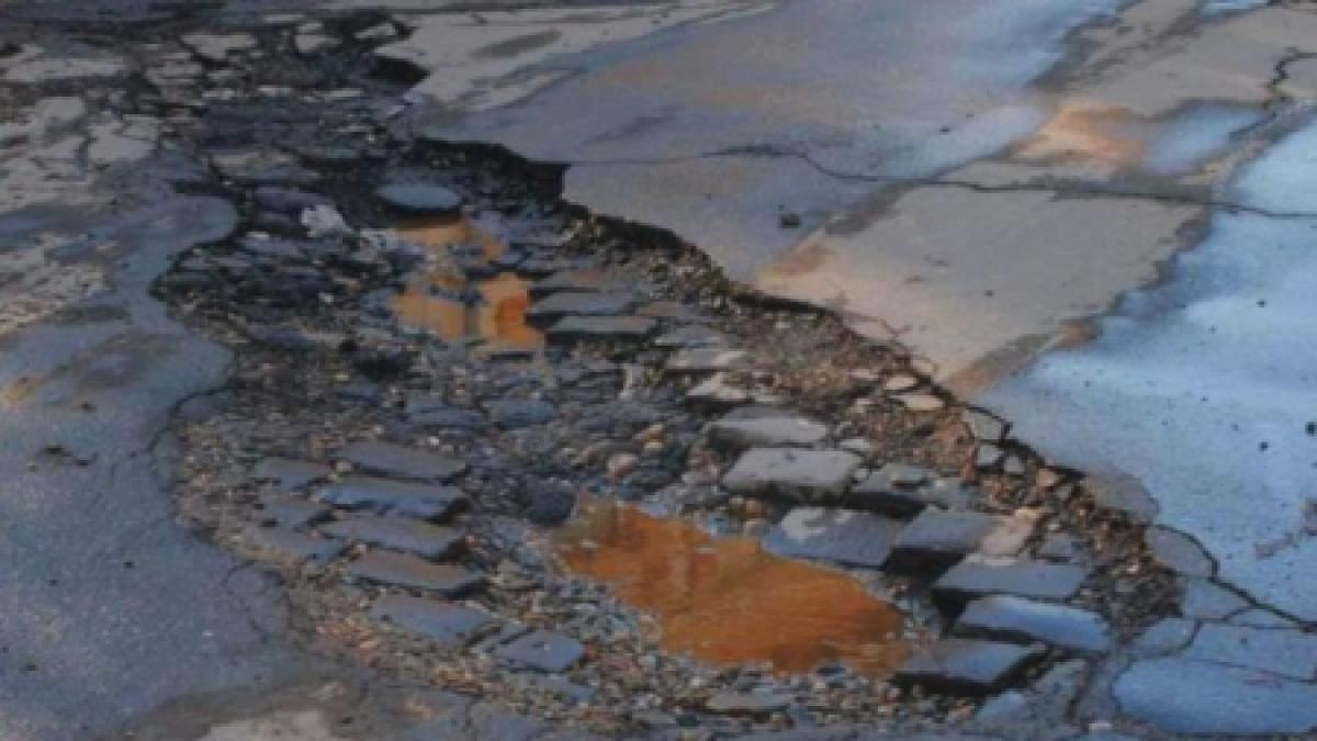 nici nu s a curatat bine zapada ca drumurile s au umplut de gropi