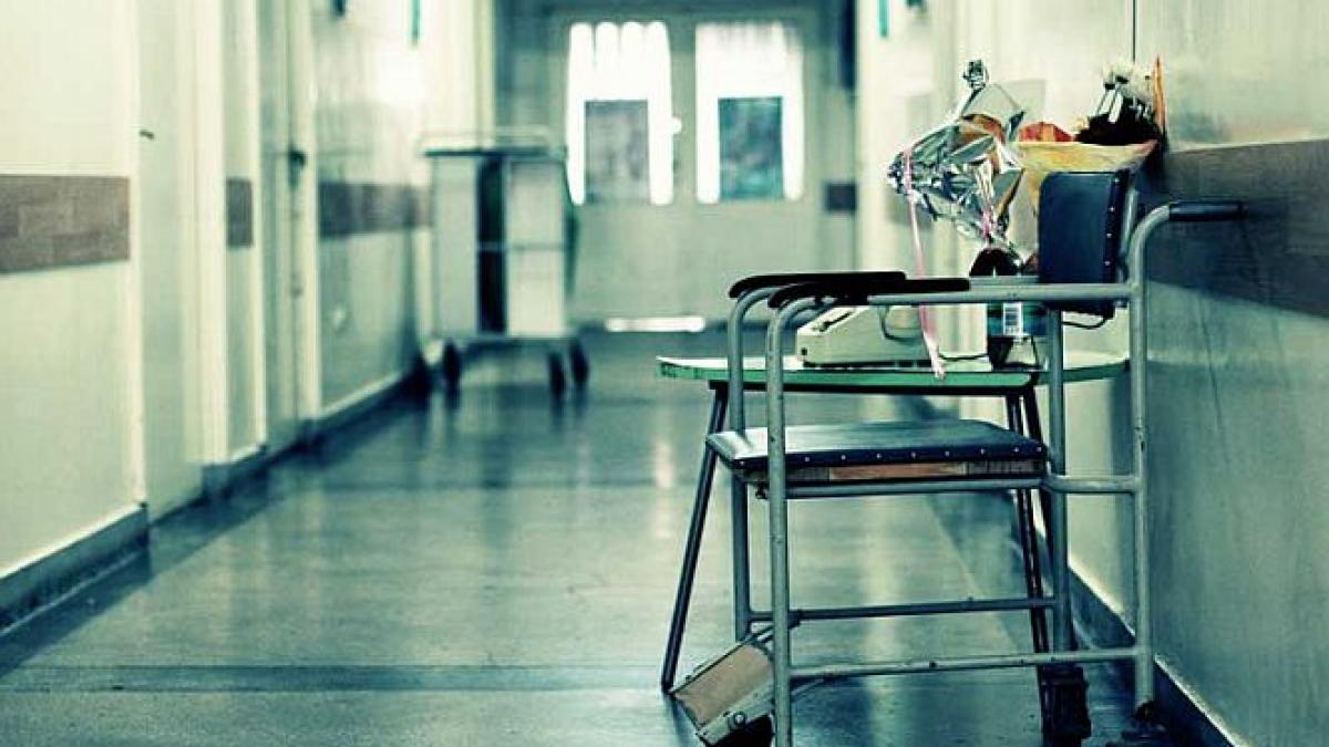 avea mana fracturata si a stat opt ore pe holurile spitalului pana sa fie consultat abia cand