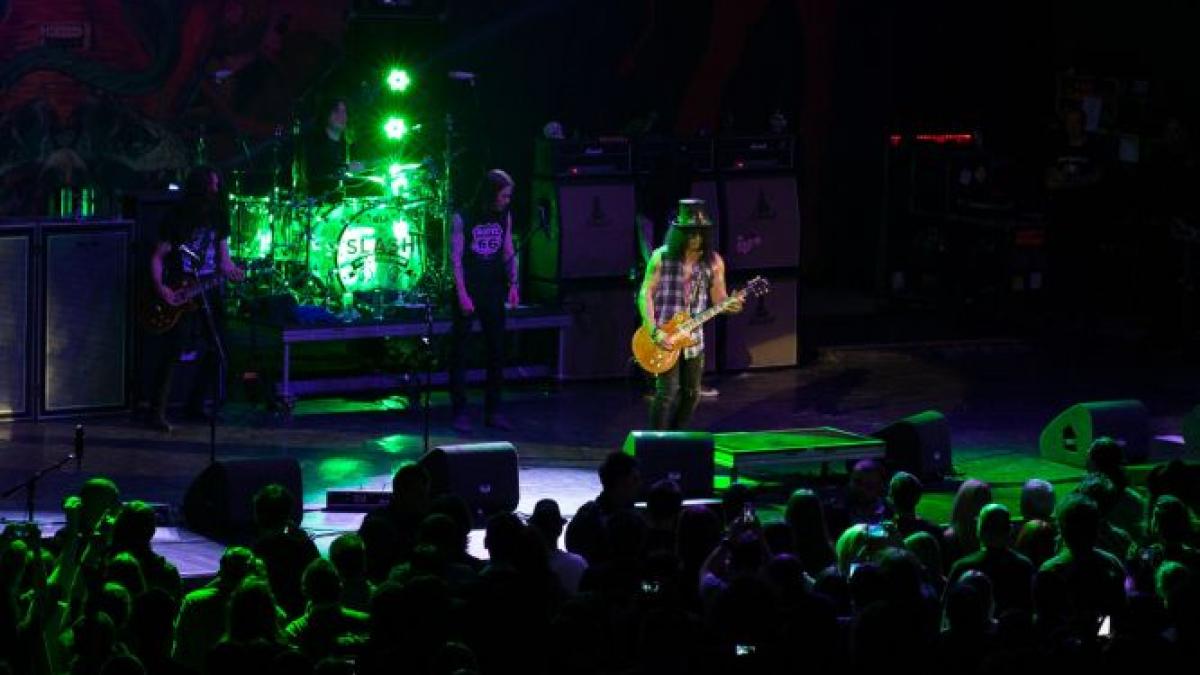 slash spectacol exploziv la sala palatului vezi imagini de la concert
