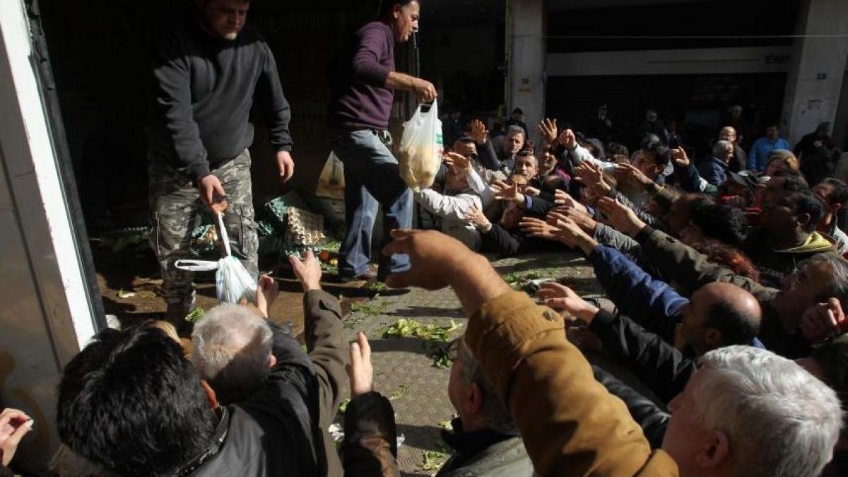 imaginea disperarii sute de greci s au batut pentru o punga de legume gratuite pe strazile atenei