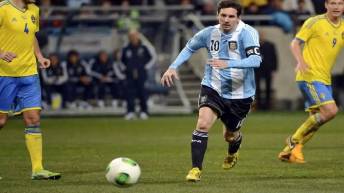 messi protagonist si in amicale un fan a intrat pe teren si l a pupat portarul suedez i a refuzat