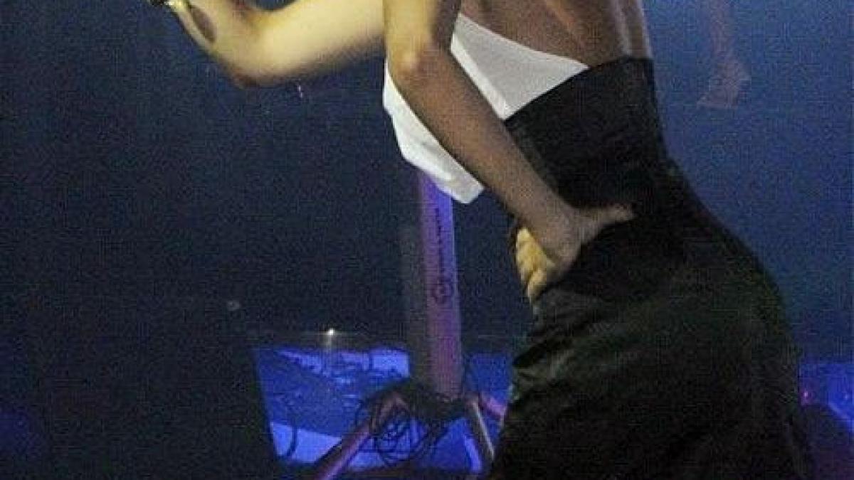 ce a facut cu microfonul in timp ce era pe scena pare desprins din bancurile cu blonde toti au