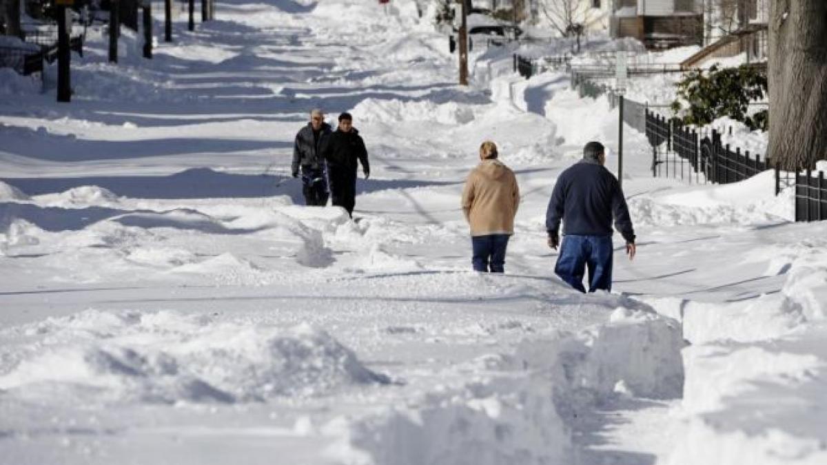 sua isi revin lent in urma furtunii nemo sapte persoane au murit si 650 000 au ramas fara curent