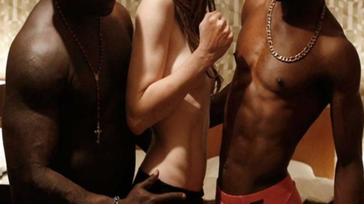 una dintre cele mai indragite actrite face sex cu doi barbati in cel mai nou film