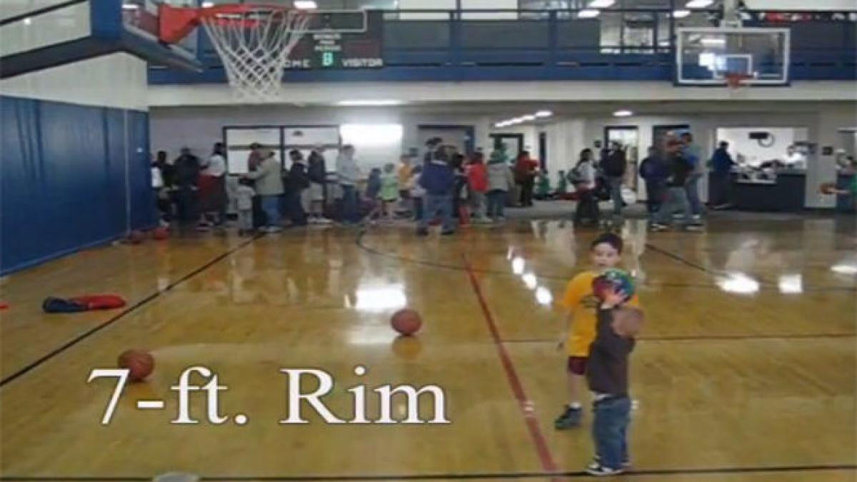 faceti cunostinta cu viitoarea stea a nba ului inscrie la cos din orice pozitie desi abia merge in