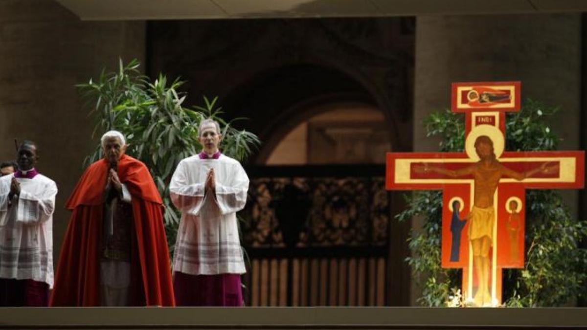 retragerea papei a venit ca un trasnet pe cerul senin monti spune ca este zguduit de anunt