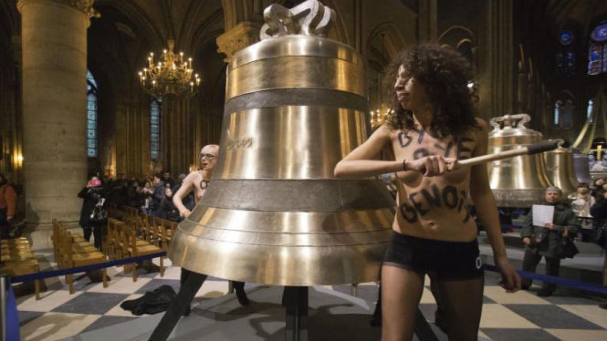 actiune topless in catedrala notre dame cum sarbatoresc militantele femen plecarea papei