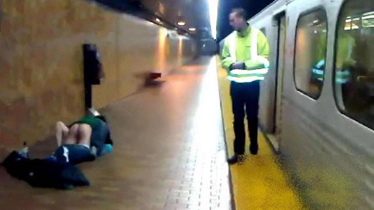 atentie se inchid usile doi calatori au iesit din metrou si au inceput treaba pe peron in vazul