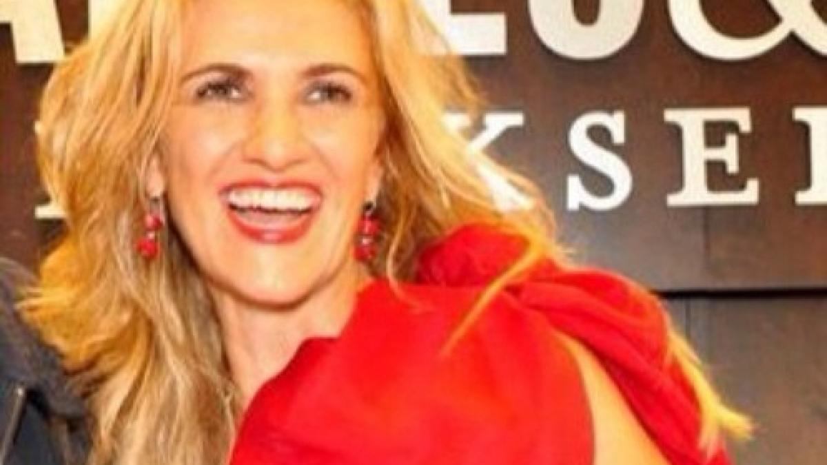 doamna in rosu care i a cucerit pe americani povestea romancei nominalizata la premiul pulitzer