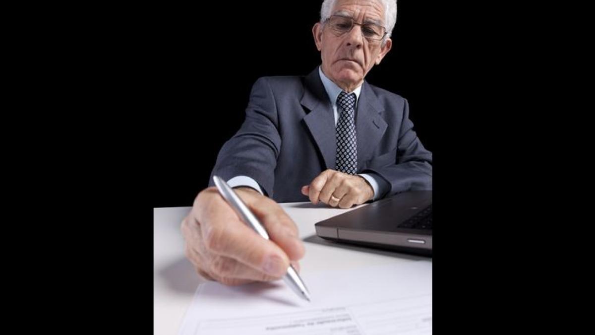 retragerea papei ar trebui sa dea de gandit leilor batrani din politica si business scrie bloomberg