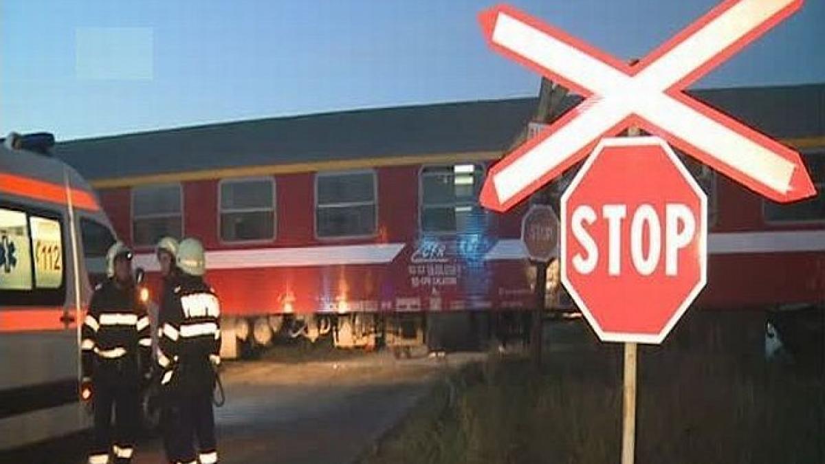 a fost strivit de o locomotiva pentru ca soferul masinii in care se afla nu s a asigurat la