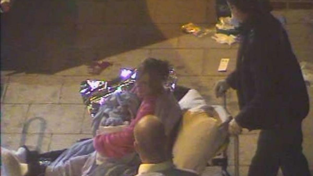 imagini de necrezut surprinse de camerele de supraveghere o tanara de 25 de ani naste pe strada