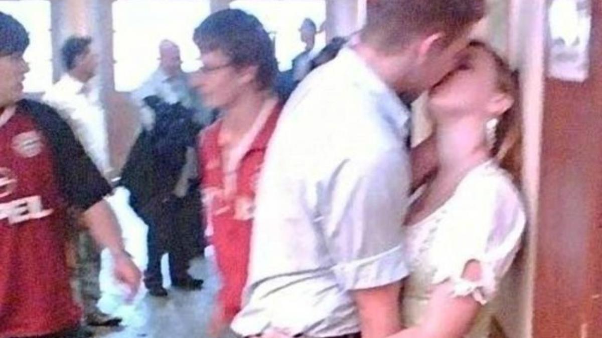 profesorii erau la doi metri de ei ce faceau acesti doi elevi pe holurile scolii a dus la