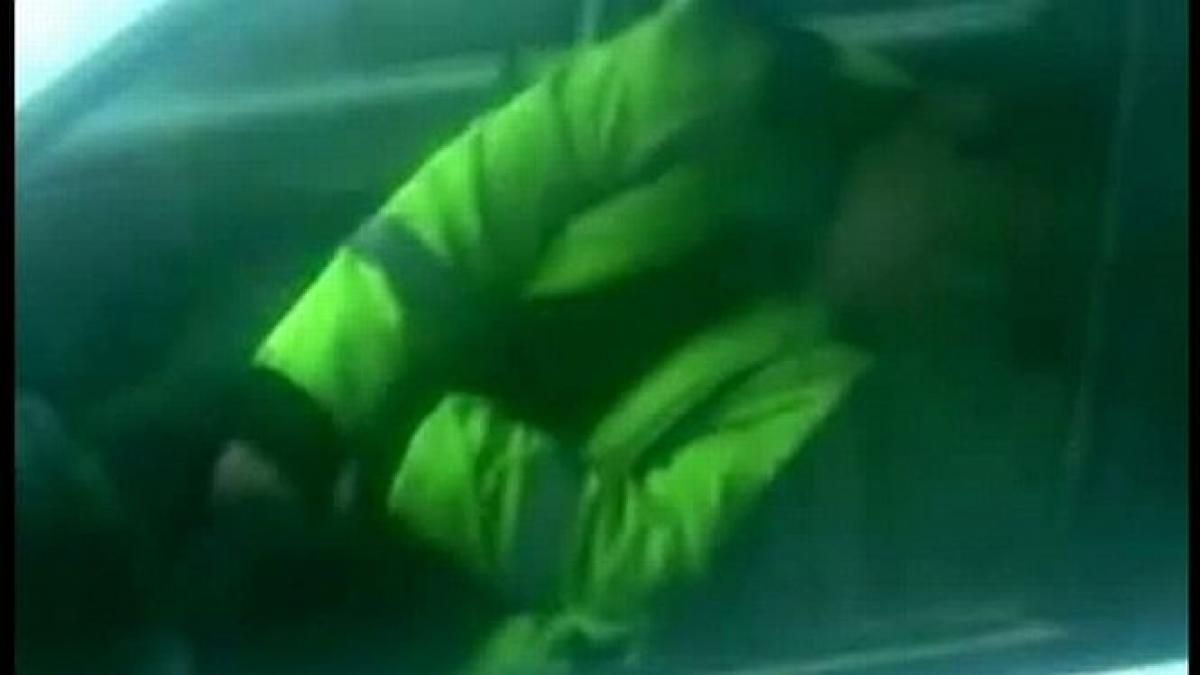 stati linistiti politia romana doarme si viseaza pentru dumneavoastra un agent a cazut in bratele