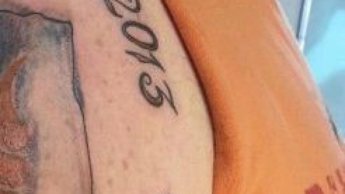 a vrut sa isi faca un super tatuaj dar acum nu mai stie cum sa scape de el greseala de care isi va