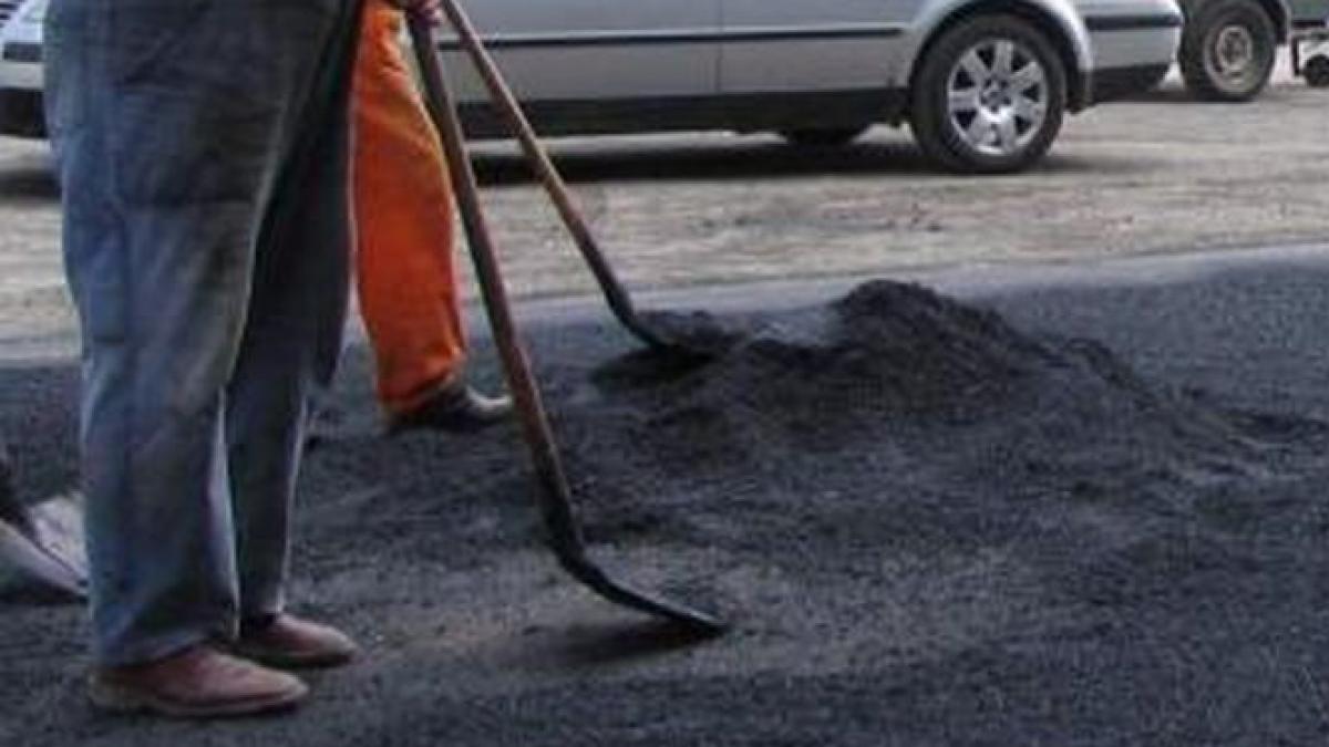asfaltare in bataie de joc pe o strada din baia mare nepasarea acestor muncitori depaseste orice
