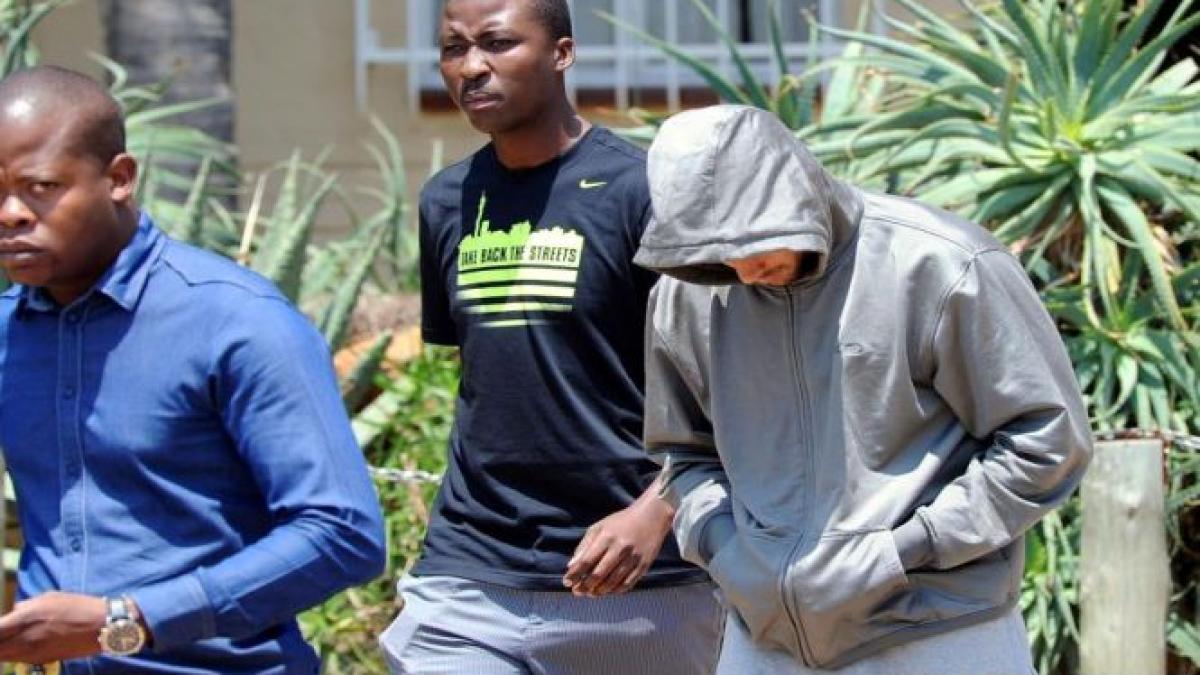 oscar pistorius acuzat oficial de crima in cazul uciderii prietenei sale