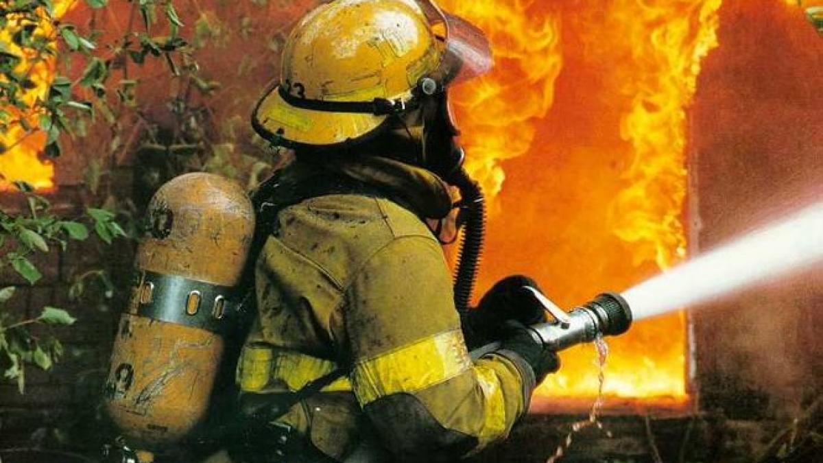 incendiu urias la un depozit de 2000 de mp din voluntari pompierii au intervenit cu 19 autospeciale