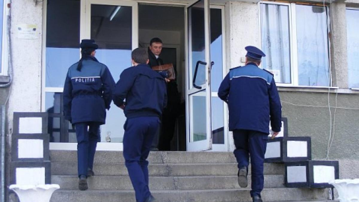 doi ofiteri din cadrul politiei sector 5 prinsi in flagrant luand mita doi ofiteri din cadrul politiei sector 5 prinsi in flagrant luand mita