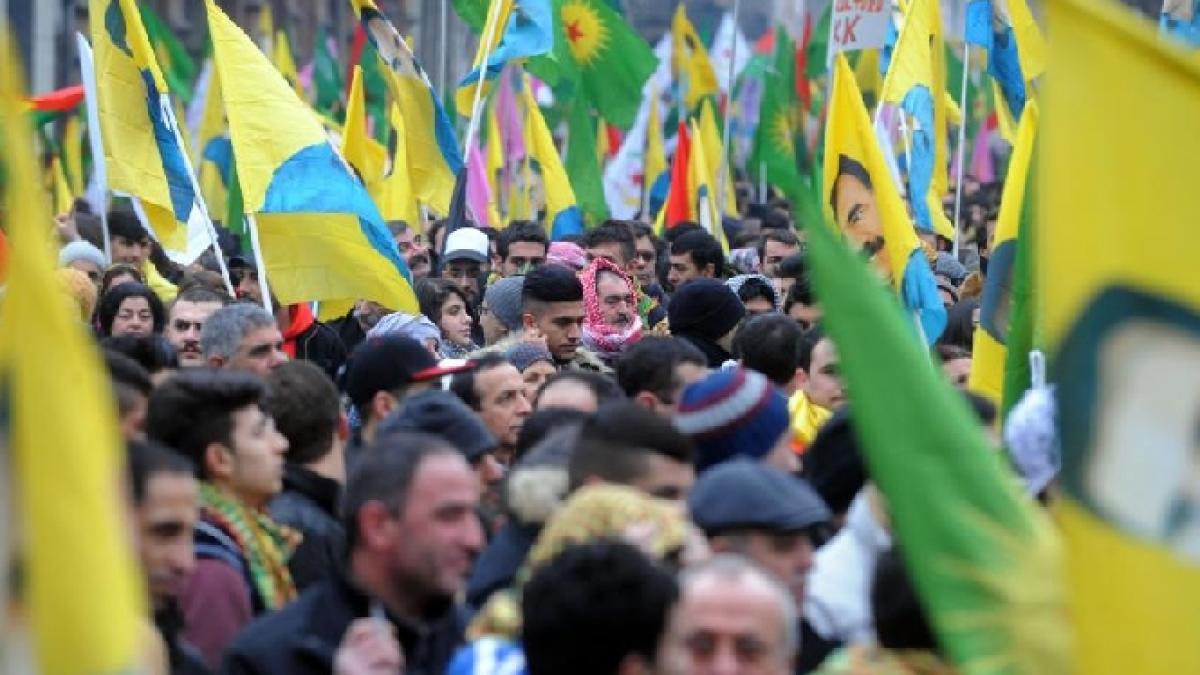 zeci de mii de kurzi au defilat la strasbourg pentru a cere eliberarea liderului pkk abdullah ocalan