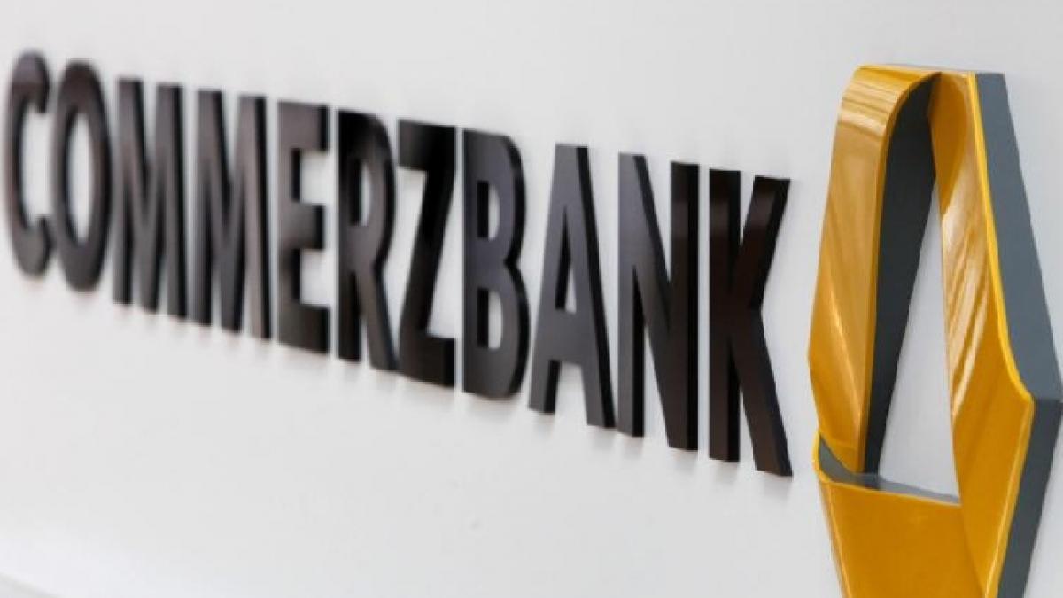 directorul general al commerzbank a renuntat la bonusuri si a redus beneficiile bancii