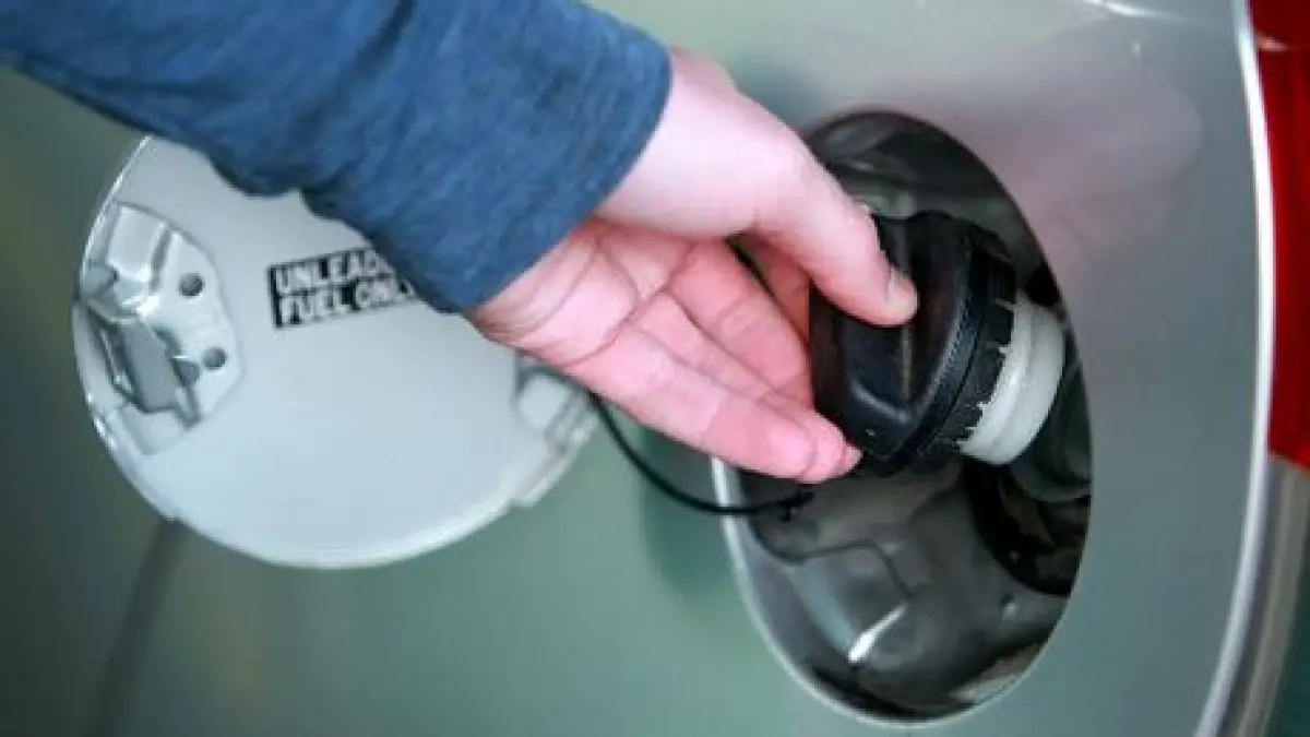 22 de persoane retinute in urma perchezitiilor din tara la hotii de combustibil