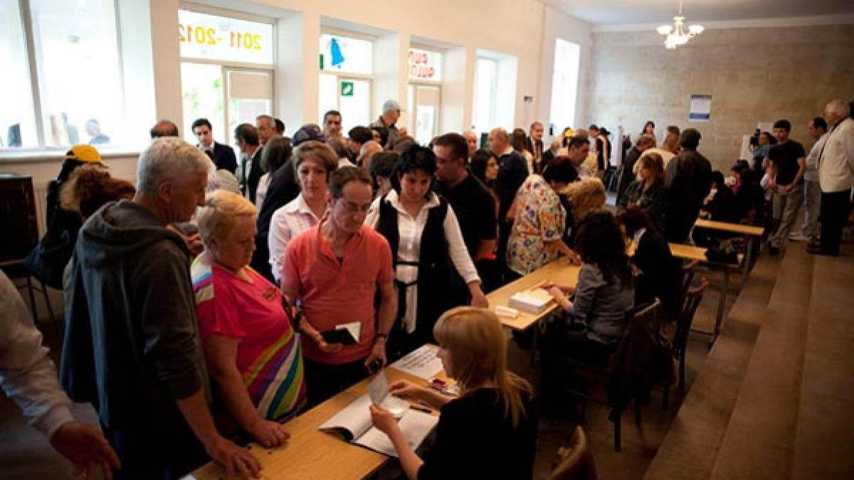 armenii chemati la urne pentru a si alege presedintele cine este marele favorit