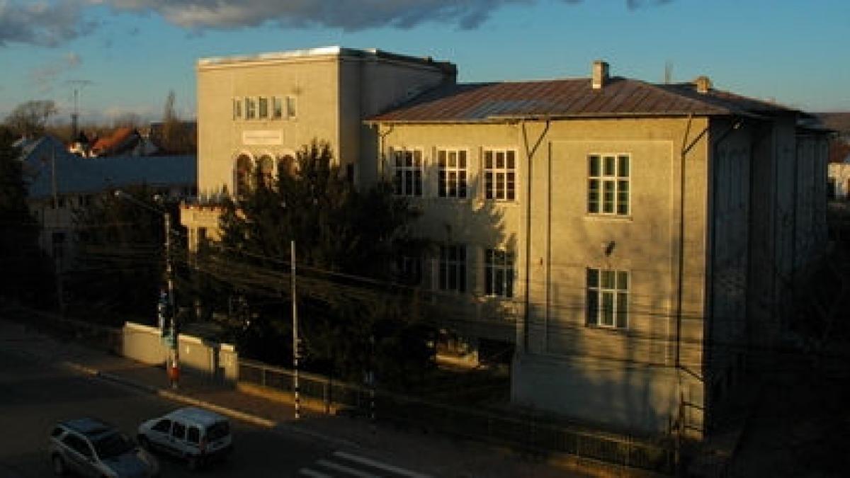 Directorul liceului din Târgovişte spune că "indivizi dubioşi" îi căutau pe elevii de clasa a IX-a
