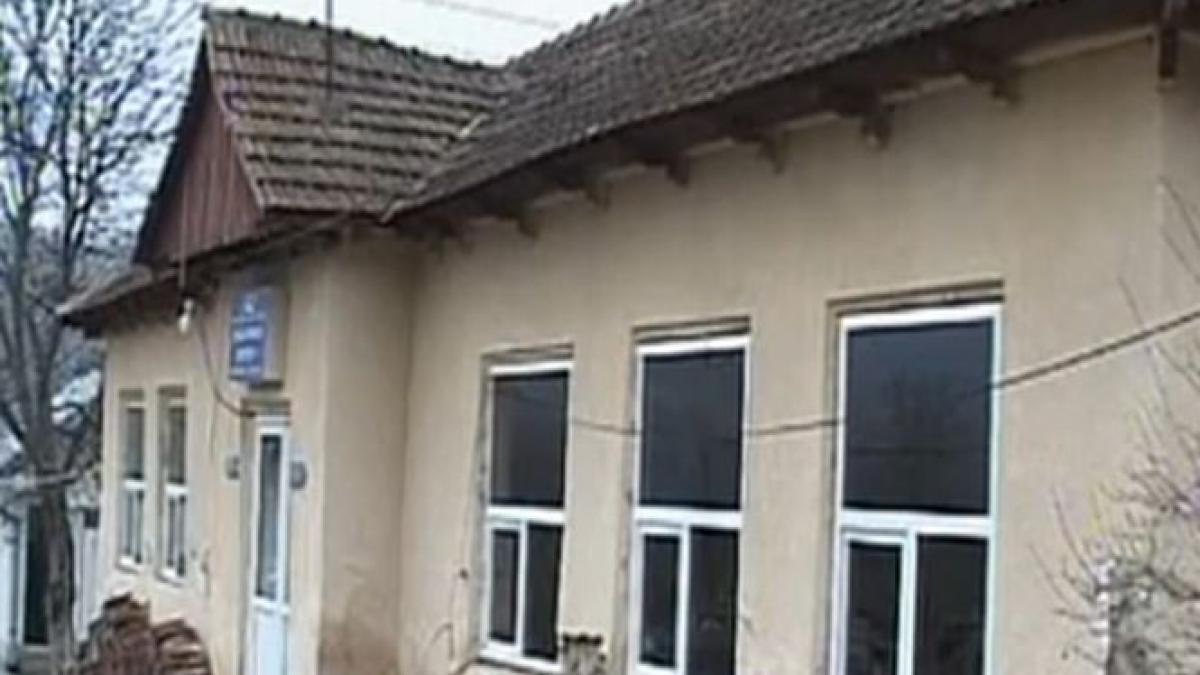 scoala din magazia de lemne tavanul clasei sta sa se prabuseasca peste copii