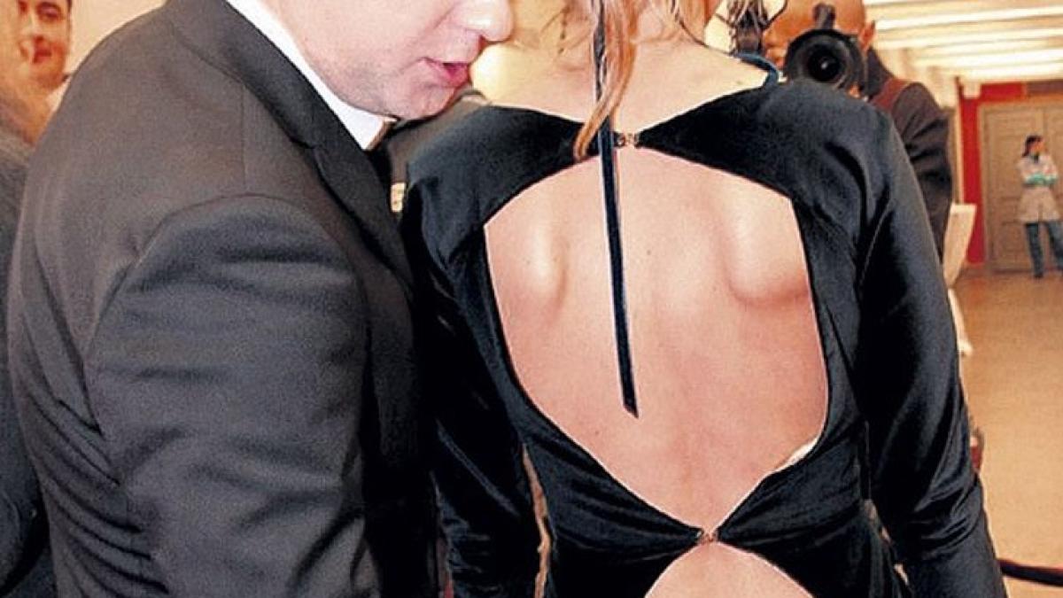 la tanara asta s au uitat toti politicienii n avea nimic pe sub rochia transparenta iar asta i a