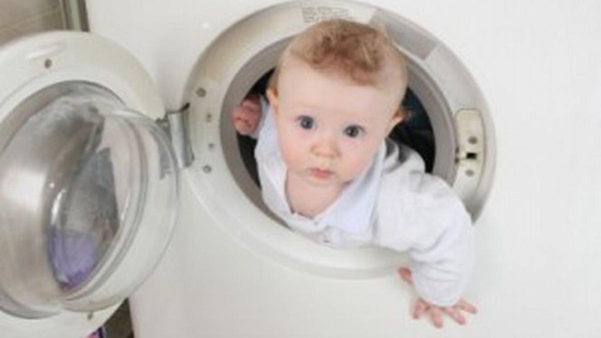 parinti iresponsabili vezi salvarea unui copil ramas blocat intr o masina de spalat