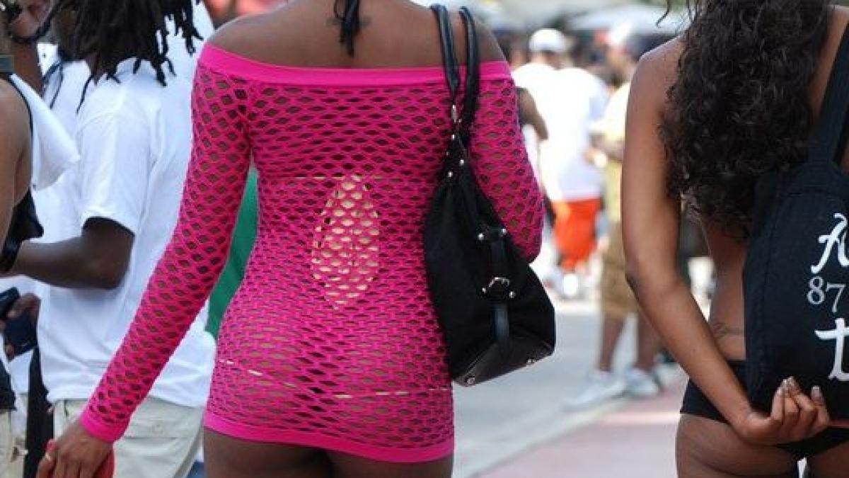 americanii n au putut sa nu fotografieze asta cum erau imbracate fetele astea pe strada in plina zi