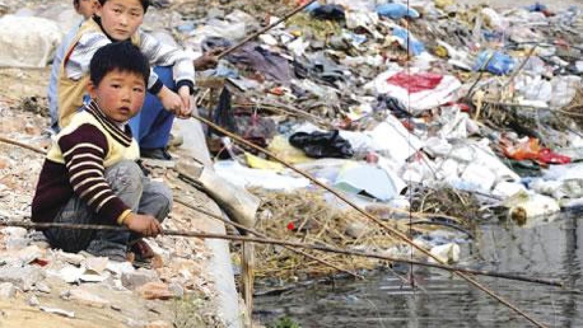 Chinese dare officials to swim in polluted rivers | Antena 3 CNN