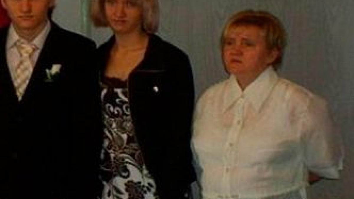 la nunta lor nimeni nu a zambit in poza de familie zici ca erau la inmormantare