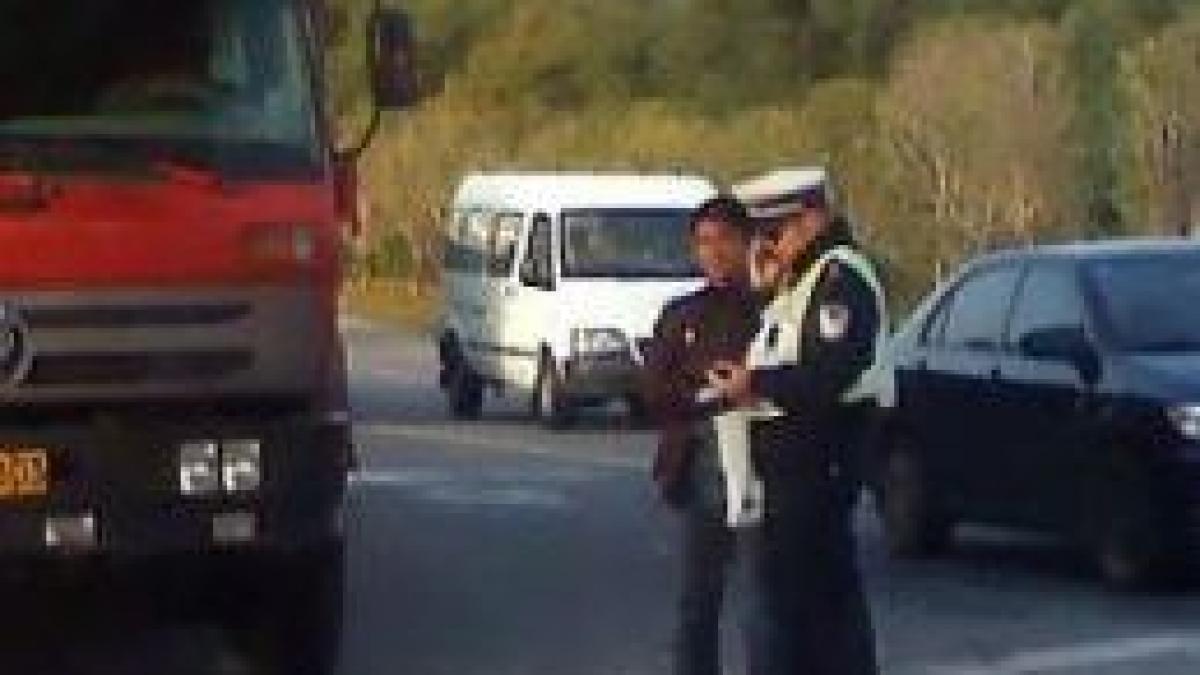 nu ti va trece prin cap ce transporta acest sofer cand a fost oprit de politisti toti il claxonau