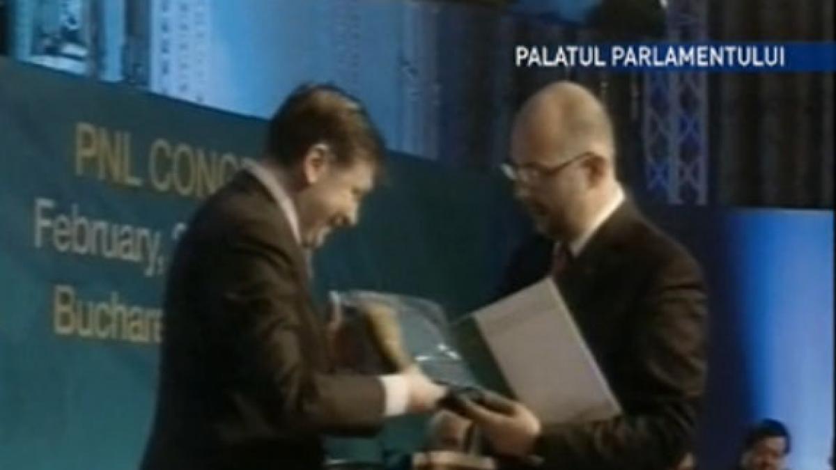 un steag al tinutului secuiesc cadoul lui hunor pentru antonescu e binevenit atata vreme cat nu sta