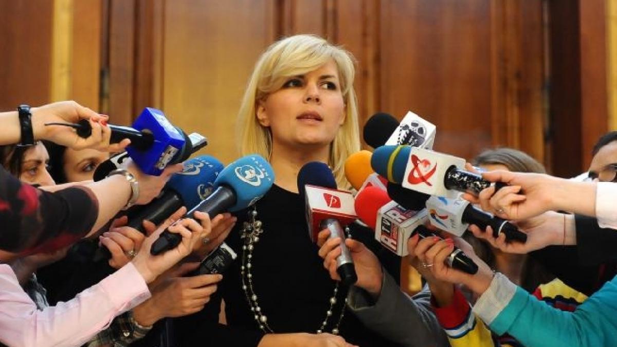 udrea ii urez elenei basescu sa aiba o sarcina usoara si sa ne cheme si pe noi la botez