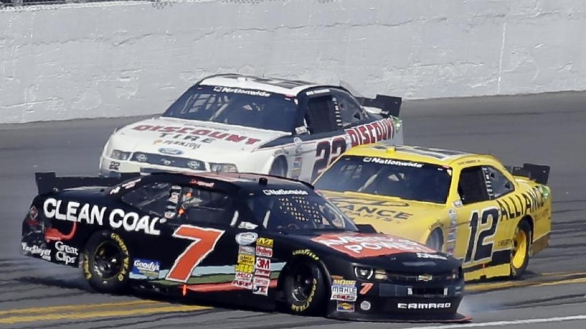 accident la nascar 28 de persoane au fost ranite dupa ce mai multe masini au trecut de grilajul de