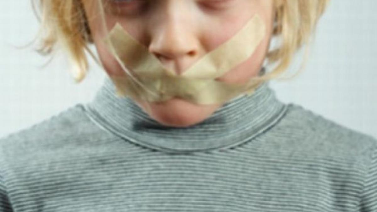 educatie in romania copii tinuti cu scotch la gura la gradinita