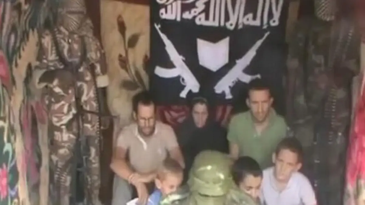 o inregistrare video cu familia de francezi rapita de islamistii nigerieni a fost postata pe youtube