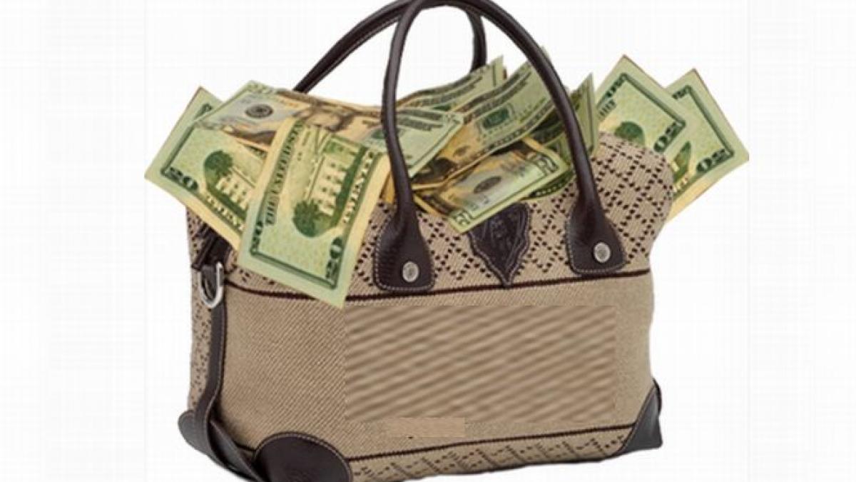 peste 600 000 de dolari si 45 000 de euro descoperiti in bagajele unei femei