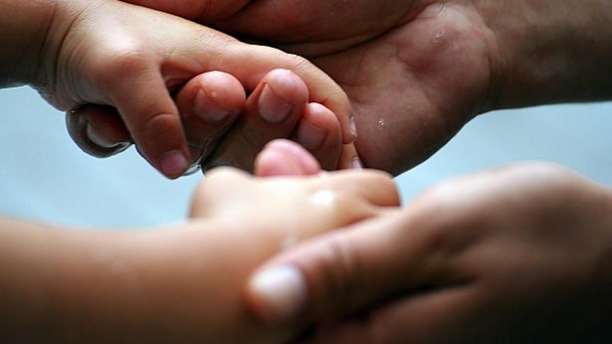 un tata din alba este acuzat de incest facea sex cu fiica lui de sapte ani in fata celorlalti copii