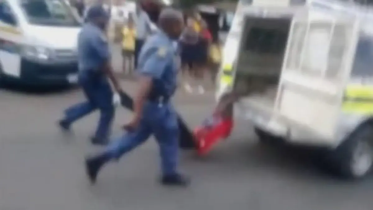 africa de sud un barbat a murit dupa ce a fost tarat de o masina a politiei