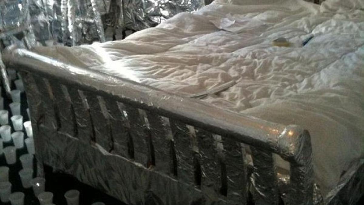 cea mai tare farsa studenteasca colegii i au impachetat toata camera in folie de aluminiu