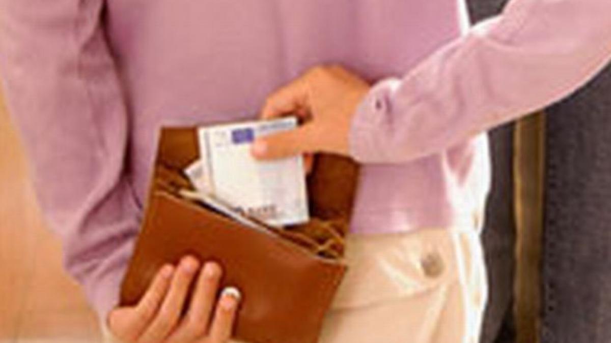 o profesoara a fost filmata in timp ce fura bani din gentile elevilor